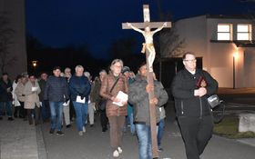 Kaplan Naresh Manda trägt ein Holzkreuz voraus Kaplan Naresh Manda trägt ein Holzkreuz voraus