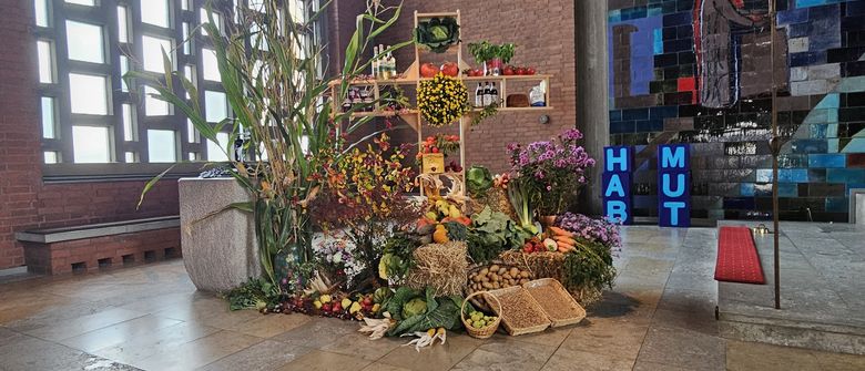 Obst. Gemüse und Getreide als Erntedankaltar dekoriert Obst. Gemüse und Getreide als Erntedankaltar dekoriert