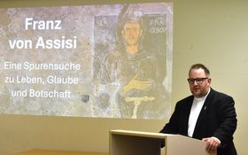 Pfarrer Daniel Fenk hinterm Rednerpult Pfarrer Daniel Fenk hinterm Rednerpult