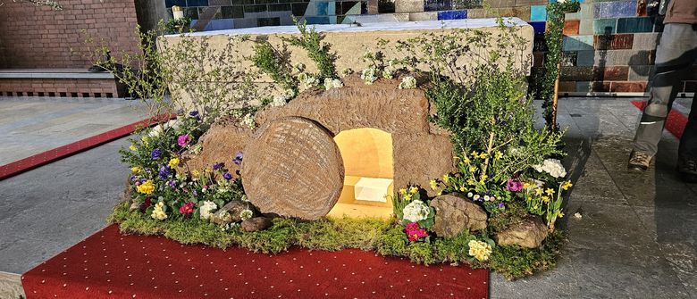Osterschmuck in der Friedenskirche: leeres Grab Osterschmuck in der Friedenskirche: leeres Grab
