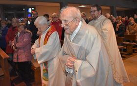 Einzug Pfarrer Bayer und Pfarrer Fenk anläßlich der Dankmesse zu Pfarrer Bayers 90. Geburtstag