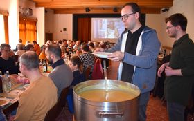 Jugendliche teilen die Fastensuppe aus. Jugendliche teilen die Fastensuppe aus.
