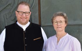 Pfarrer Daniel Fenk und Gemeindereferentin Christine Gößl Pfarrer Daniel Fenk und Gemeindereferentin Christine Gößl